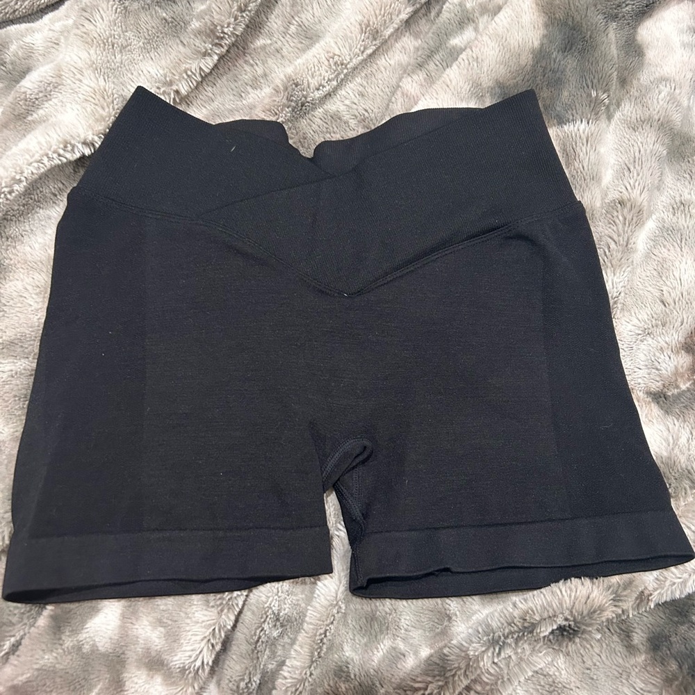 Yeoreo Black Butt Scrunch Shorts